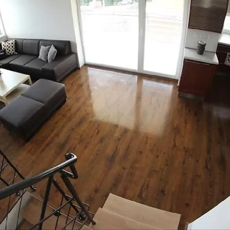 Majocka Strane, Ferrata Horská chata